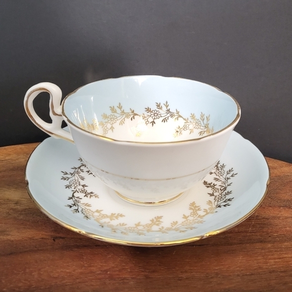 ROYAL GRAFTON Fine Bone China Cup and Saucer Blue White w/ Gold Filagree England - Picture 1 of 16